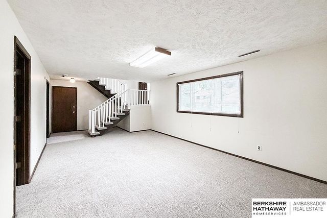 702 Shannon Road, Papillion, NE 68046