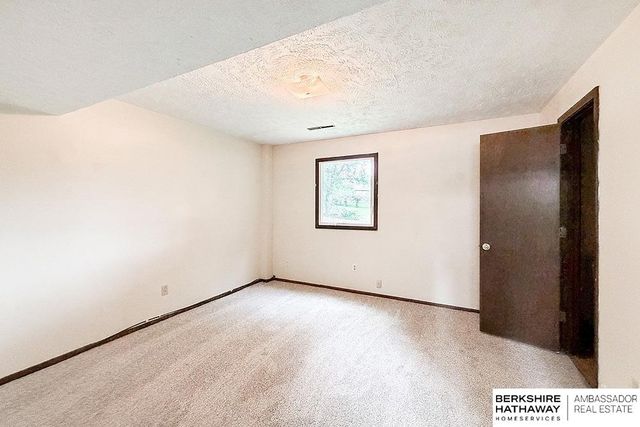 702 Shannon Road, Papillion, NE 68046