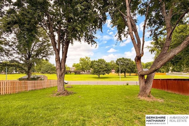 702 Shannon Road, Papillion, NE 68046
