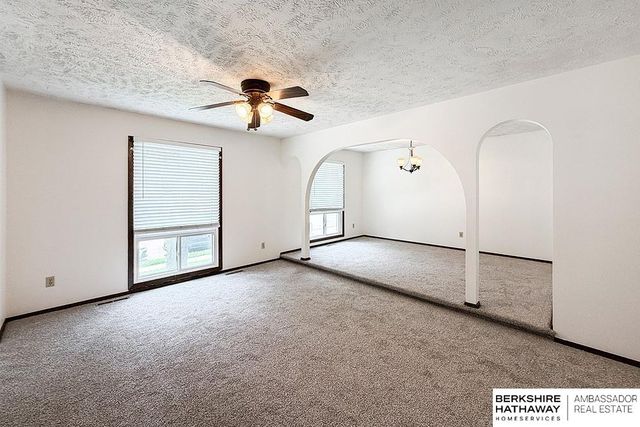 702 Shannon Road, Papillion, NE 68046