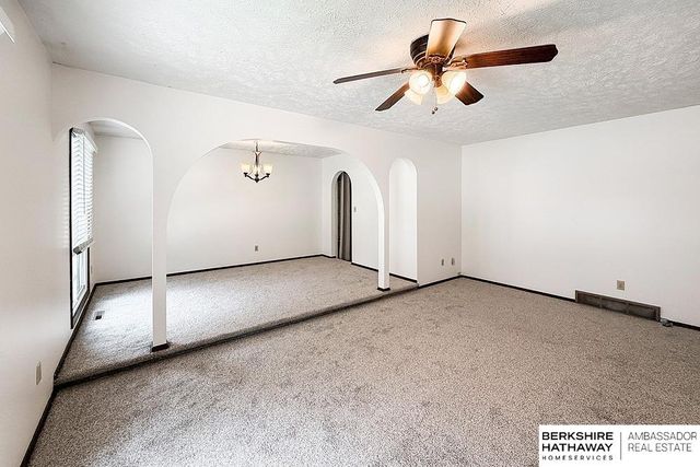 702 Shannon Road, Papillion, NE 68046