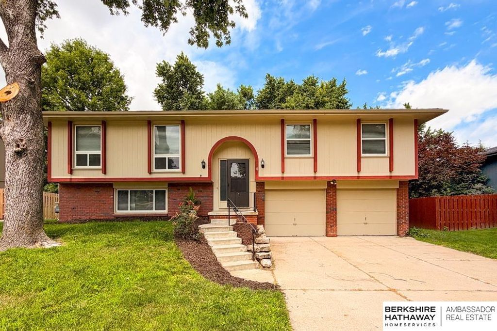 702 Shannon Road, Papillion, NE 68046