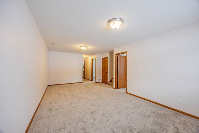 10751 Knollwood Lane, Woodbury, MN 55129