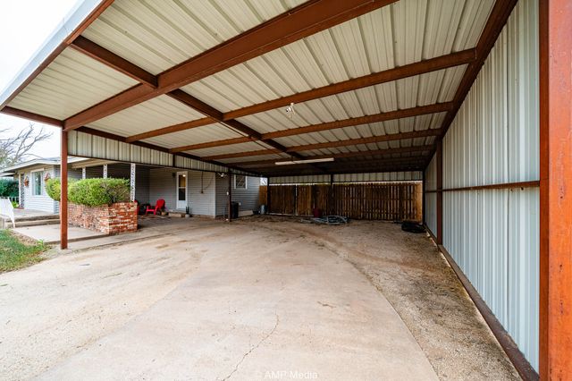 510 W Irving Street, Munday, TX 76371