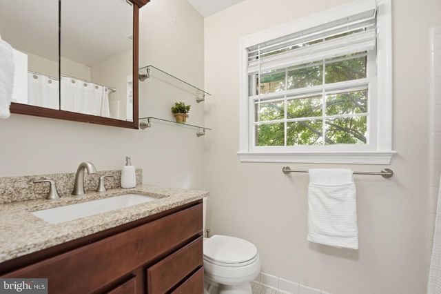 408 HOLLOWAY CT NE, Vienna, VA 22180