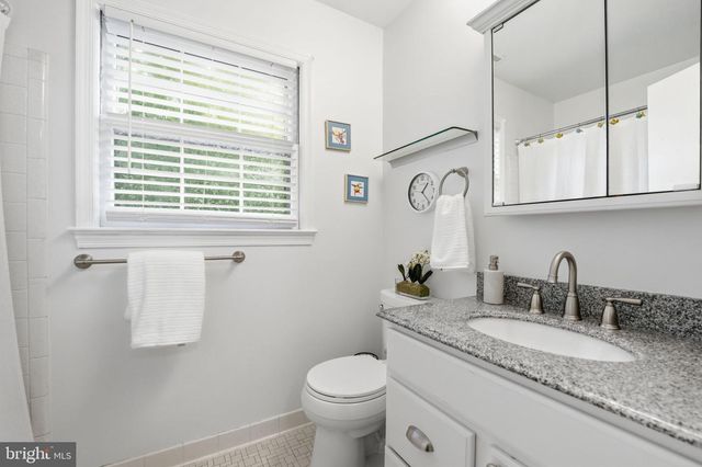 408 HOLLOWAY CT NE, Vienna, VA 22180