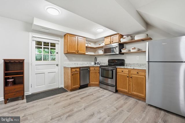 408 HOLLOWAY CT NE, Vienna, VA 22180
