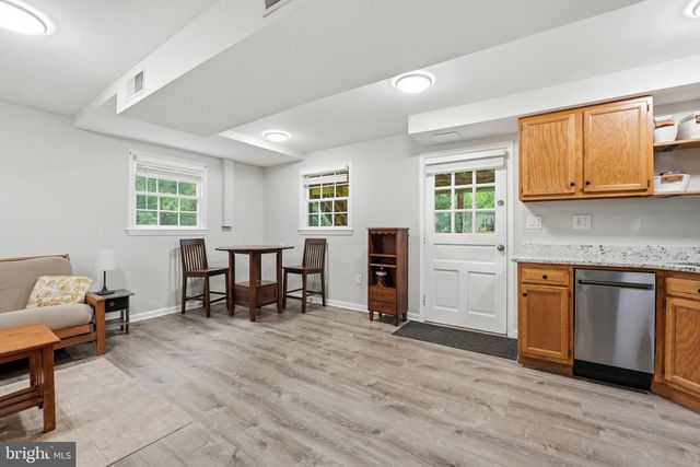 408 HOLLOWAY CT NE, Vienna, VA 22180