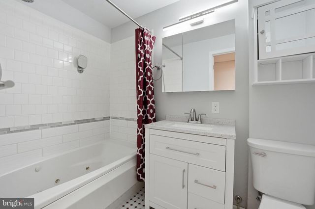 408 HOLLOWAY CT NE, Vienna, VA 22180