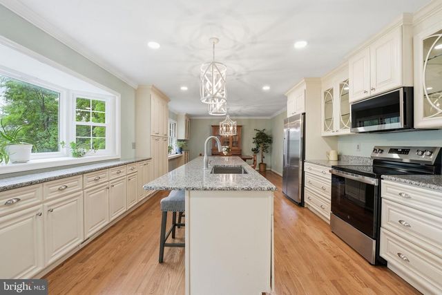 408 HOLLOWAY CT NE, Vienna, VA 22180