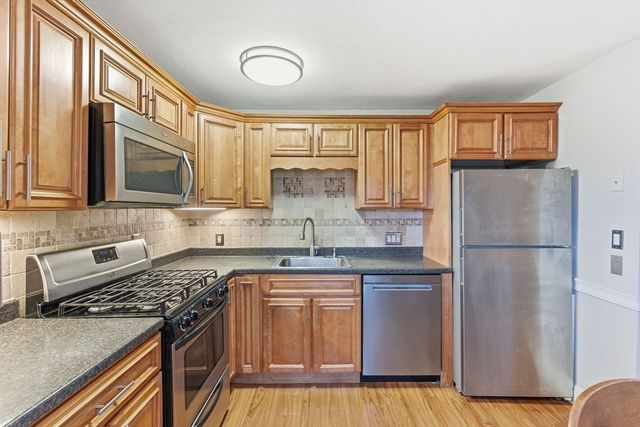 78 Edgelawn Avenue 8, North Andover, MA 01845