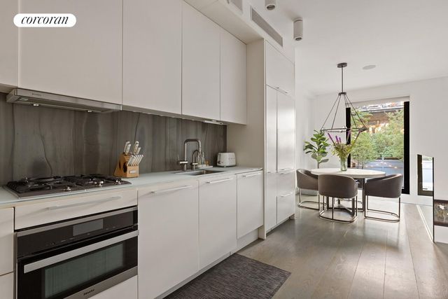 451 W 22ND Street TH, New York City, NY 10011