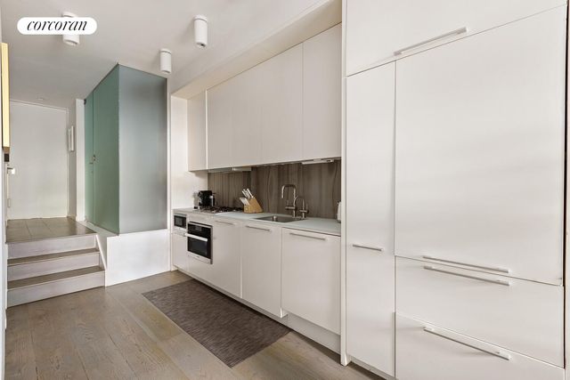 451 W 22ND Street TH, New York City, NY 10011