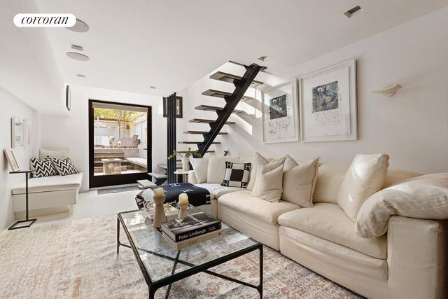 451 W 22ND Street TH, New York City, NY 10011