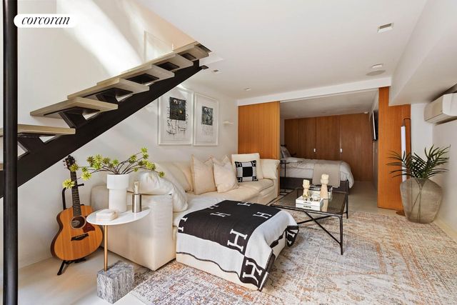 451 W 22ND Street TH, New York City, NY 10011