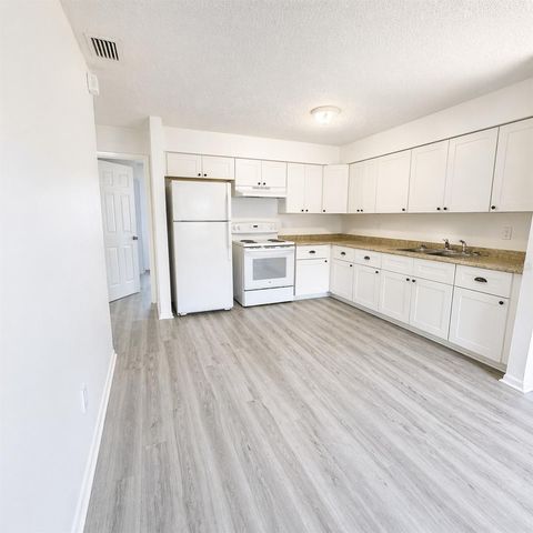 8305 N MARKS STREET B, Tampa, FL 33604