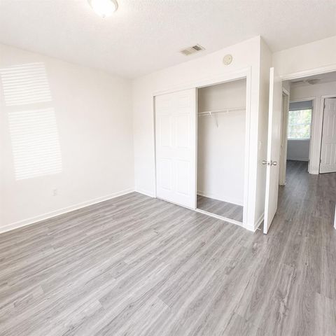 8305 N MARKS STREET B, Tampa, FL 33604