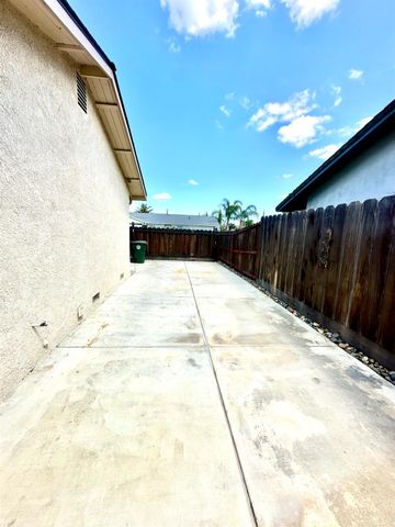 594 Parkwood Dr, Manteca, CA 95336