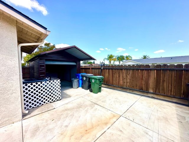 594 Parkwood Dr, Manteca, CA 95336