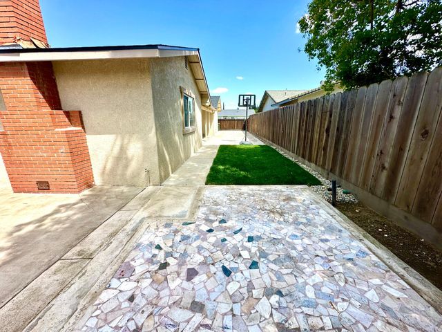 594 Parkwood Dr, Manteca, CA 95336