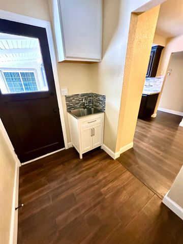 594 Parkwood Dr, Manteca, CA 95336