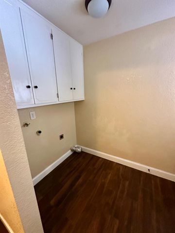 594 Parkwood Dr, Manteca, CA 95336