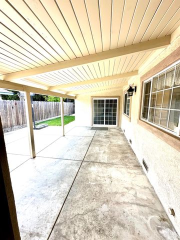594 Parkwood Dr, Manteca, CA 95336