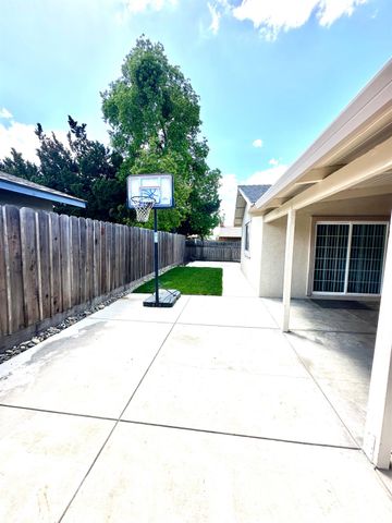594 Parkwood Dr, Manteca, CA 95336