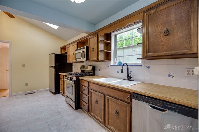 301 E Peach Orchard Avenue, Oakwood, OH 45419