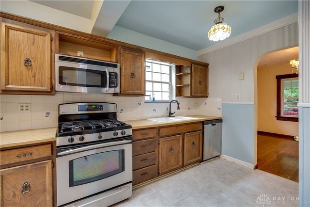 301 E Peach Orchard Avenue, Oakwood, OH 45419