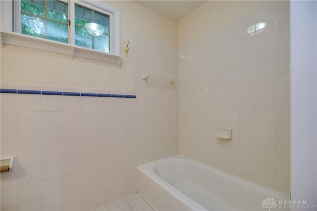 301 E Peach Orchard Avenue, Oakwood, OH 45419