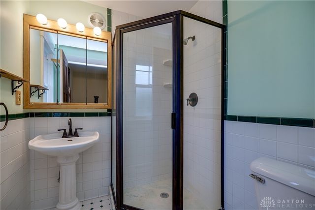 301 E Peach Orchard Avenue, Oakwood, OH 45419