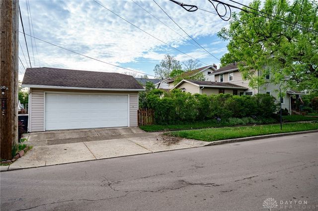 301 E Peach Orchard Avenue, Oakwood, OH 45419