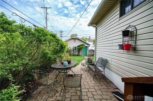 301 E Peach Orchard Avenue, Oakwood, OH 45419
