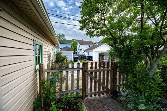 301 E Peach Orchard Avenue, Oakwood, OH 45419