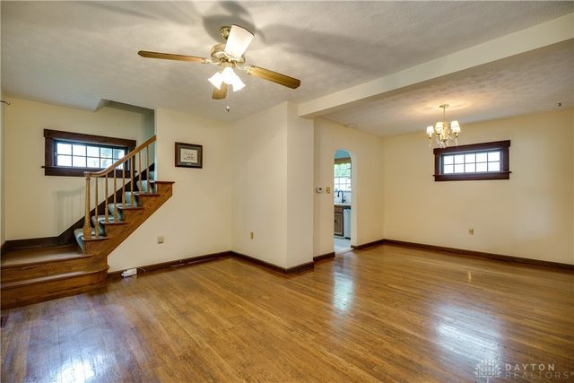 301 E Peach Orchard Avenue, Oakwood, OH 45419