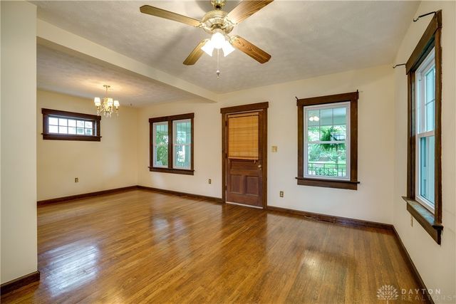 301 E Peach Orchard Avenue, Oakwood, OH 45419