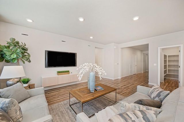 8229 Poppy Ridge Cir, Elk Grove, CA 95757