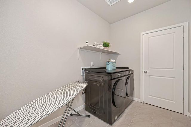 8229 Poppy Ridge Cir, Elk Grove, CA 95757