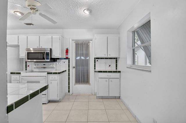 2091 SW 13th Terrace SW, Boynton Beach, FL 33426