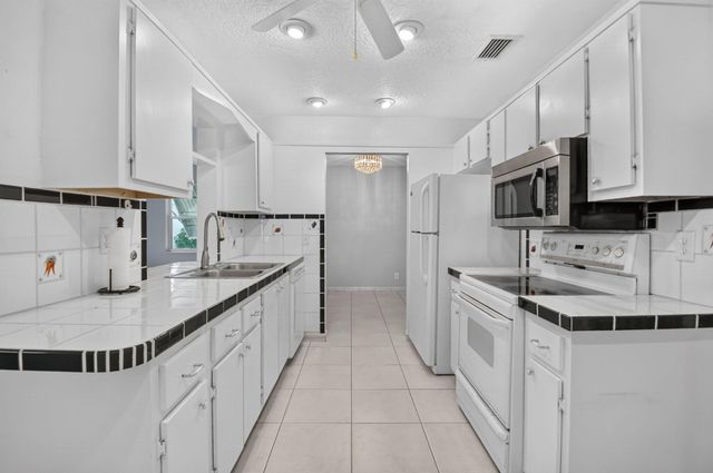 2091 SW 13th Terrace SW, Boynton Beach, FL 33426