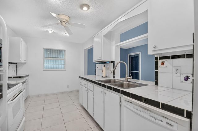 2091 SW 13th Terrace SW, Boynton Beach, FL 33426