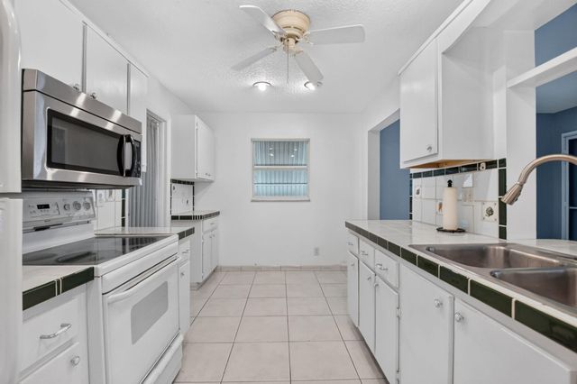 2091 SW 13th Terrace SW, Boynton Beach, FL 33426