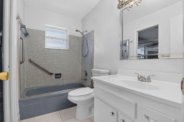 2091 SW 13th Terrace SW, Boynton Beach, FL 33426