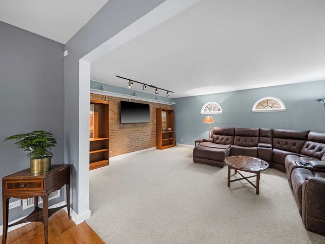 2126 Hickory Court, Glenview, IL 60025