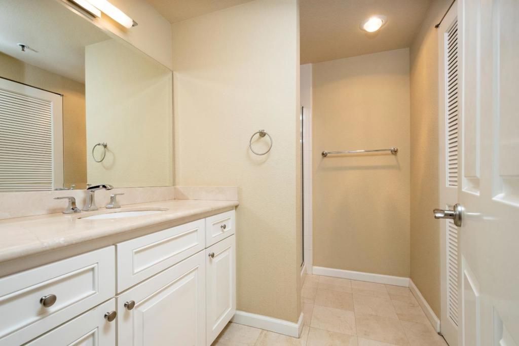 Image 5 of property listing at 1 Baldwin Avenue 1008, San Mateo, CA 94401