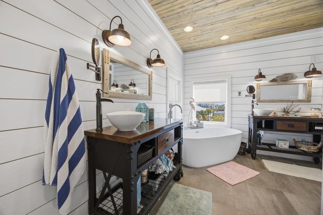 7390 Gulf Boulevard, Navarre, FL 32566