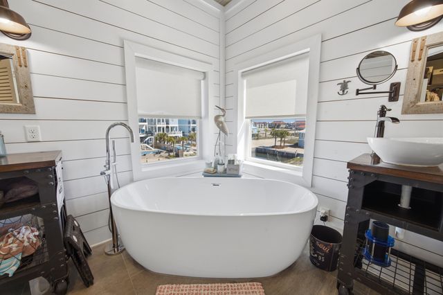 7390 Gulf Boulevard, Navarre, FL 32566