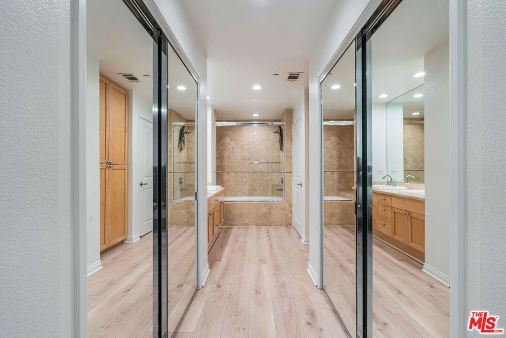 Image 16 of property listing at 5625 Crescent Park 126, Playa Vista, CA 90094