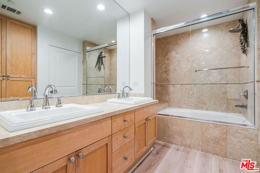 Image 17 of property listing at 5625 Crescent Park 126, Playa Vista, CA 90094